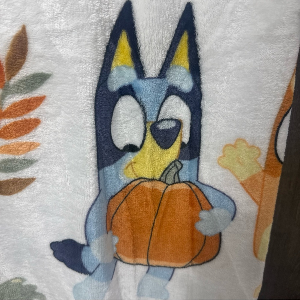 New Bluey & Bingo Fall Pumpkin & Leaves Plush 50" x 70" White Throw Blanket - Picture 6 of 10